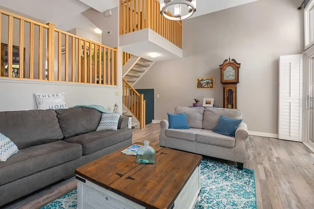 185 Woodridge Drive SW Calgary AB T2W 3X7