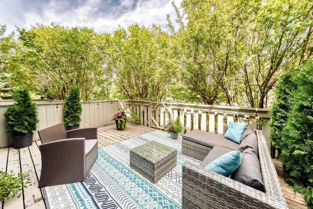 185 Woodridge Drive SW Calgary AB T2W 3X7