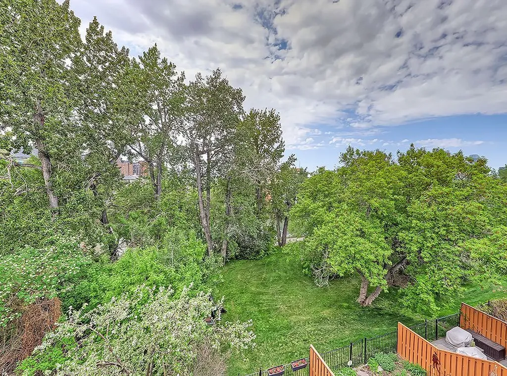 2423 Erlton Street SW Calgary AB T2S 2V9