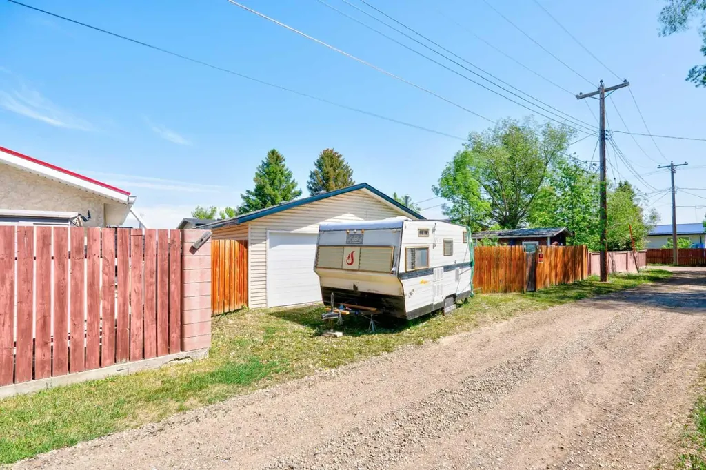 517 55 Avenue W Claresholm AB T0L 0T0