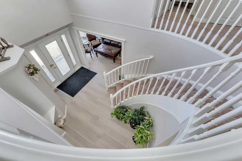 33 Edgevalley Way NW Calgary AB T3A 4X7