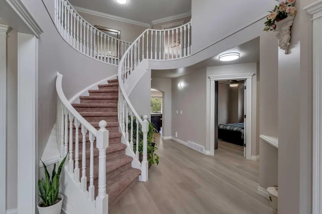33 Edgevalley Way NW Calgary AB T3A 4X7