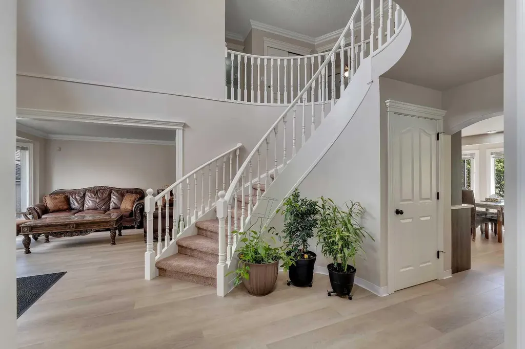 33 Edgevalley Way NW Calgary AB T3A 4X7