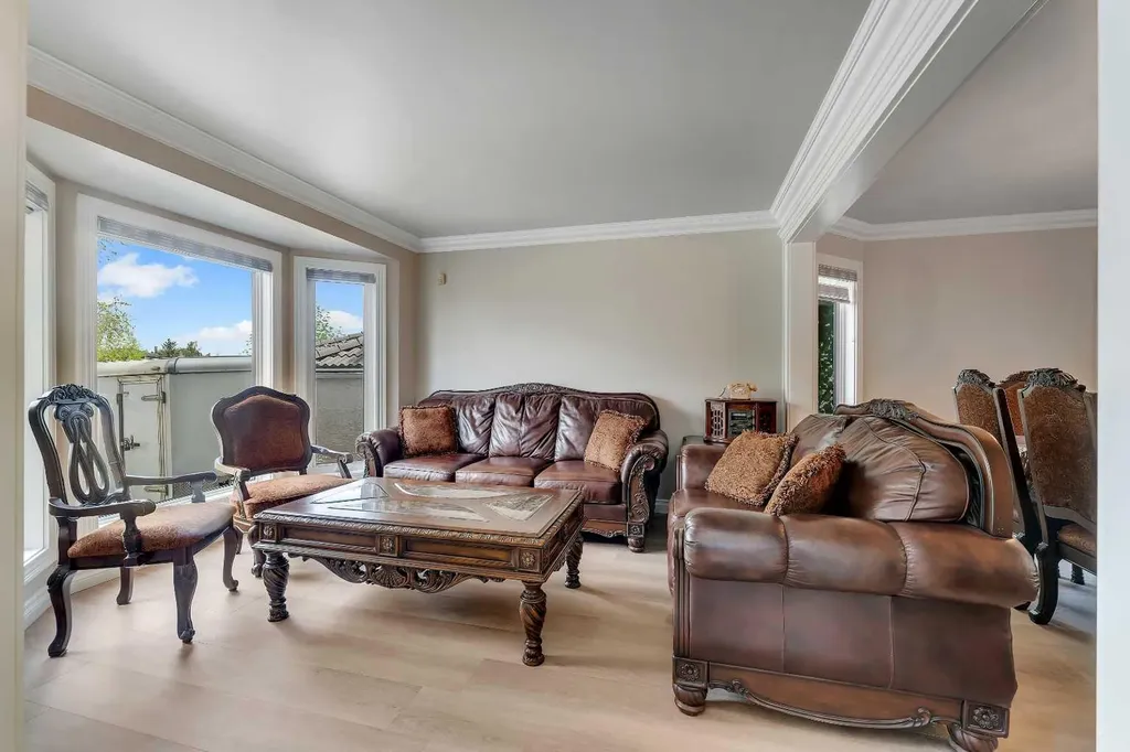33 Edgevalley Way NW Calgary AB T3A 4X7