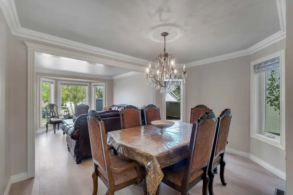 33 Edgevalley Way NW Calgary AB T3A 4X7