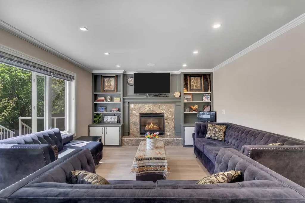 33 Edgevalley Way NW Calgary AB T3A 4X7