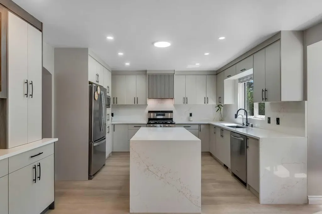33 Edgevalley Way NW Calgary AB T3A 4X7