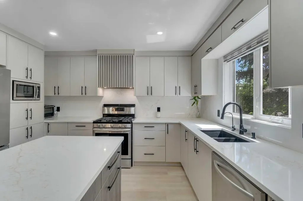 33 Edgevalley Way NW Calgary AB T3A 4X7