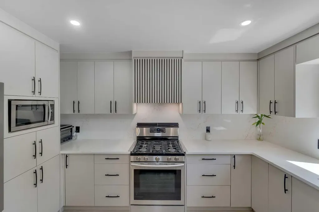 33 Edgevalley Way NW Calgary AB T3A 4X7