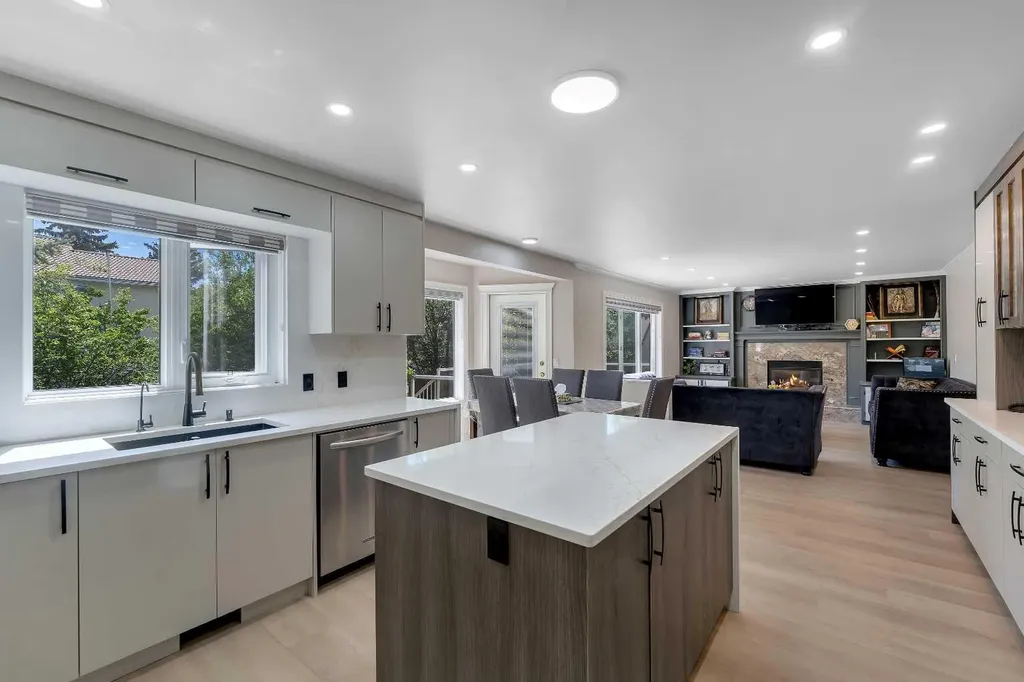33 Edgevalley Way NW Calgary AB T3A 4X7
