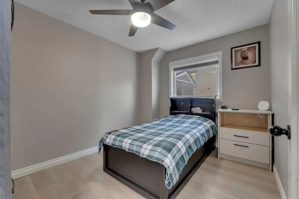 33 Edgevalley Way NW Calgary AB T3A 4X7