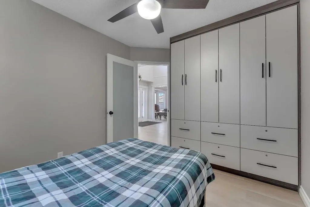 33 Edgevalley Way NW Calgary AB T3A 4X7