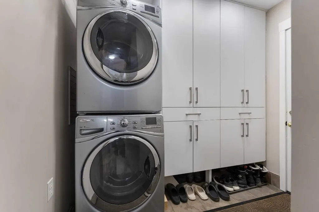 33 Edgevalley Way NW Calgary AB T3A 4X7