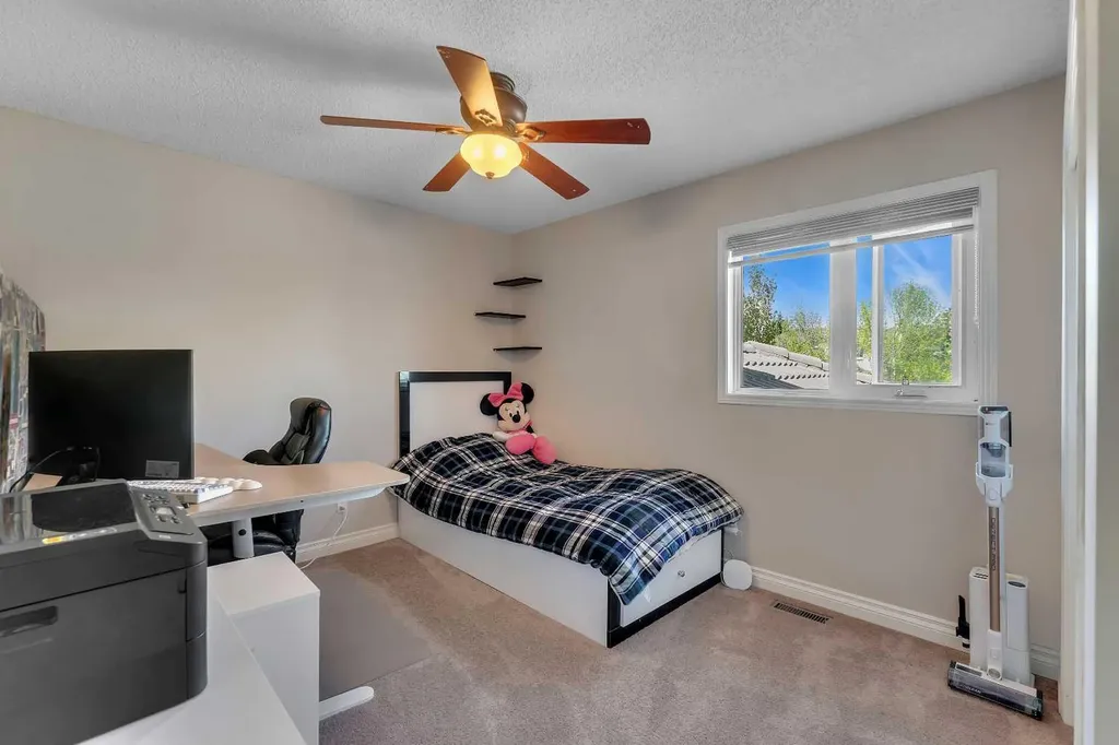 33 Edgevalley Way NW Calgary AB T3A 4X7