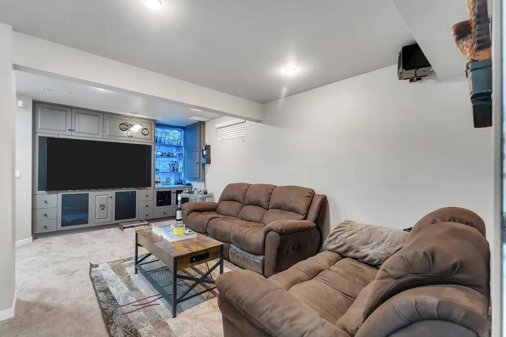 33 Edgevalley Way NW Calgary AB T3A 4X7