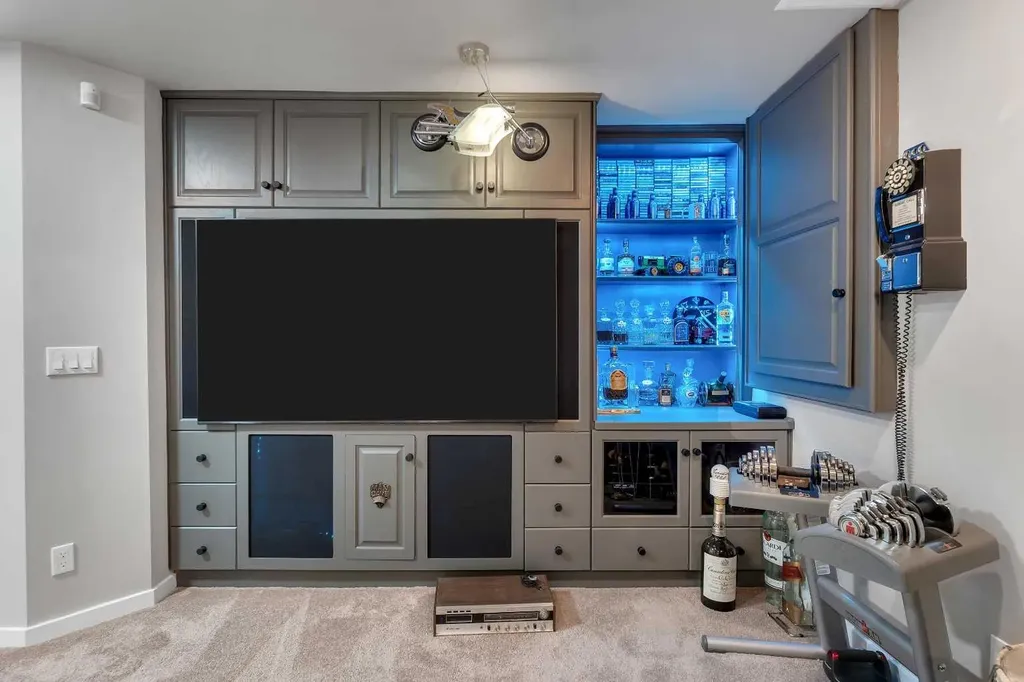 33 Edgevalley Way NW Calgary AB T3A 4X7