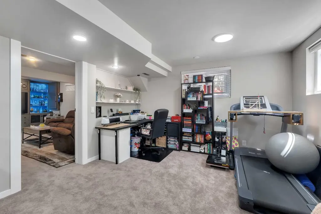 33 Edgevalley Way NW Calgary AB T3A 4X7