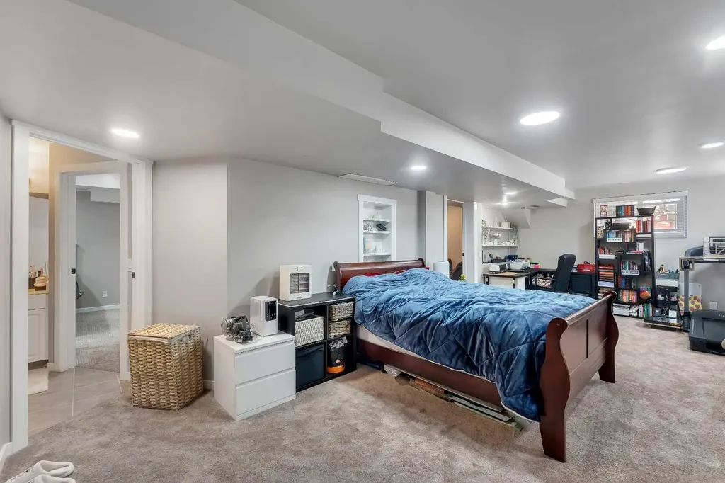 33 Edgevalley Way NW Calgary AB T3A 4X7