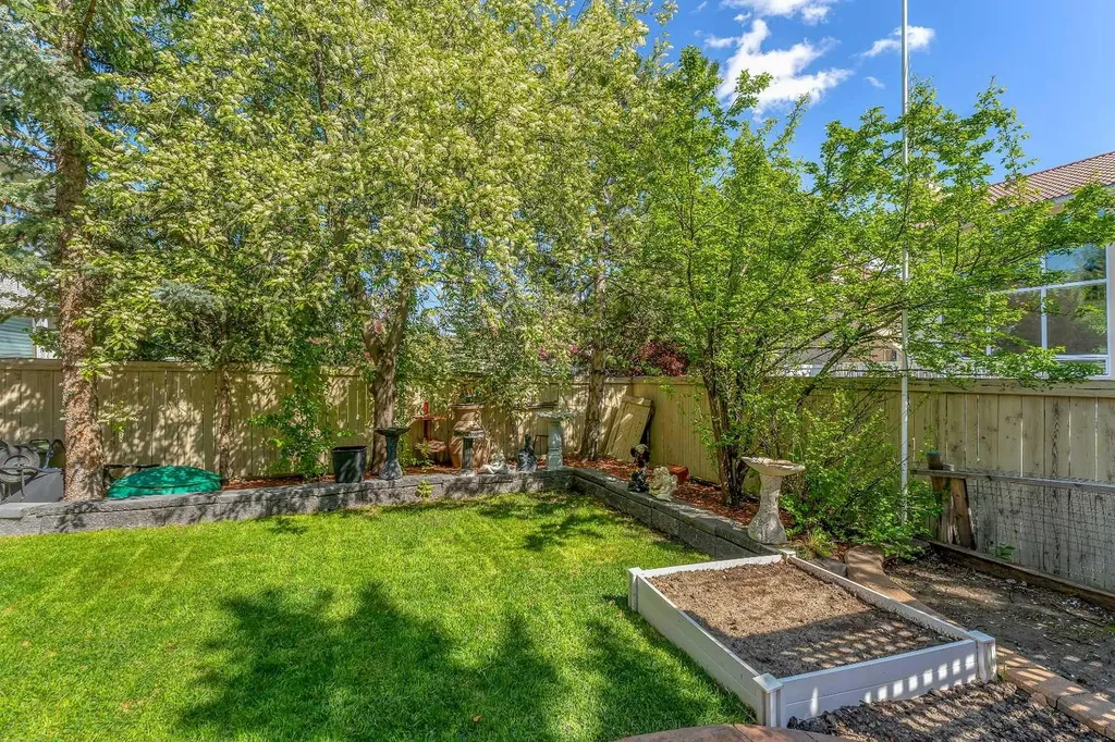 33 Edgevalley Way NW Calgary AB T3A 4X7