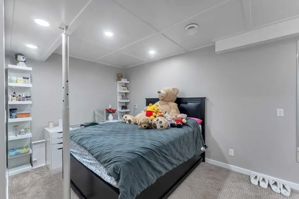 33 Edgevalley Way NW Calgary AB T3A 4X7