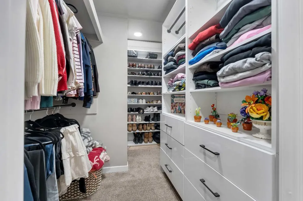 33 Edgevalley Way NW Calgary AB T3A 4X7