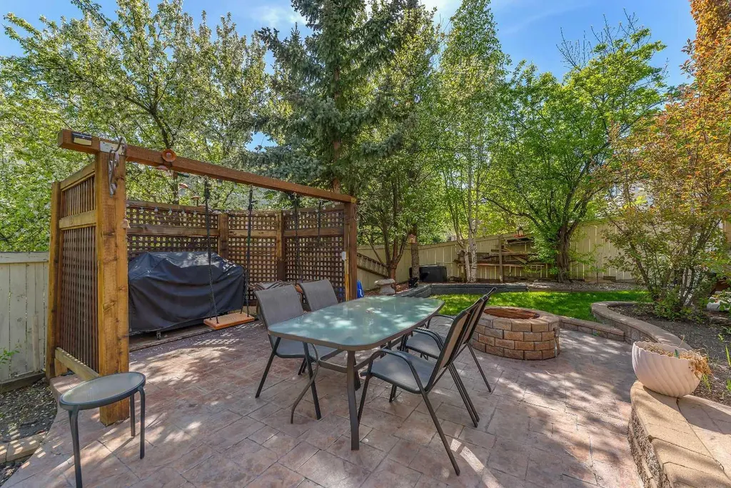 33 Edgevalley Way NW Calgary AB T3A 4X7