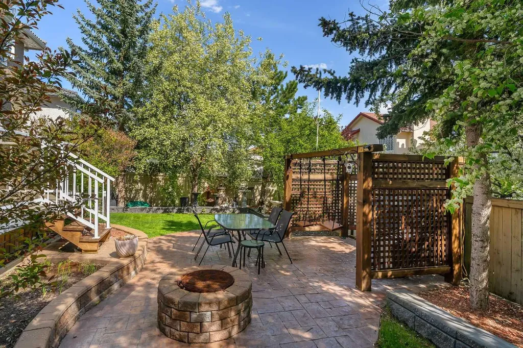 33 Edgevalley Way NW Calgary AB T3A 4X7