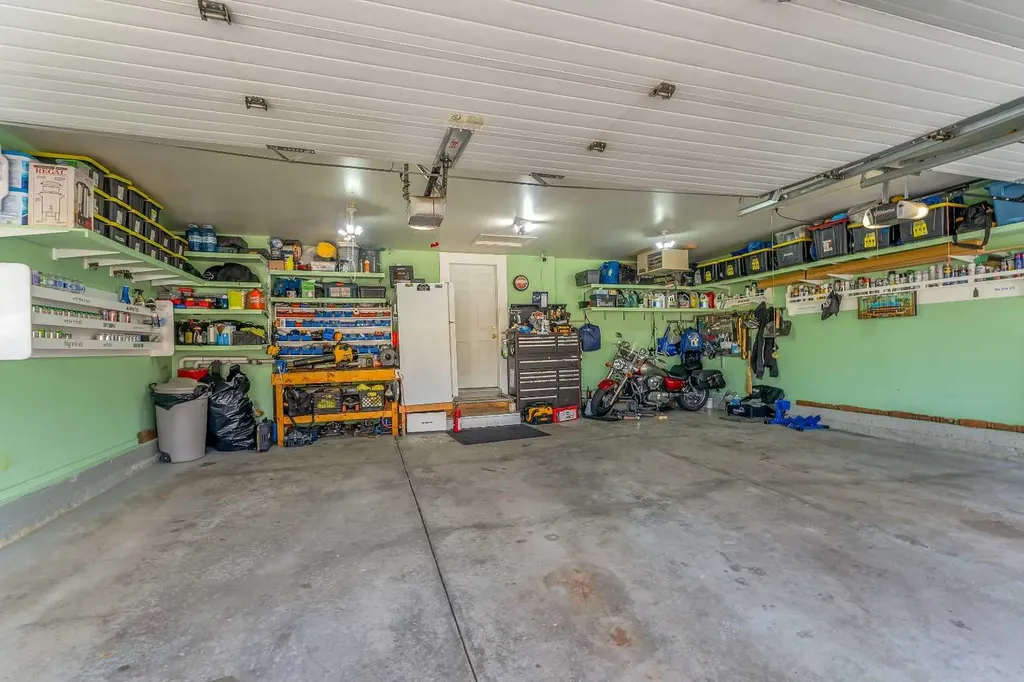 33 Edgevalley Way NW Calgary AB T3A 4X7