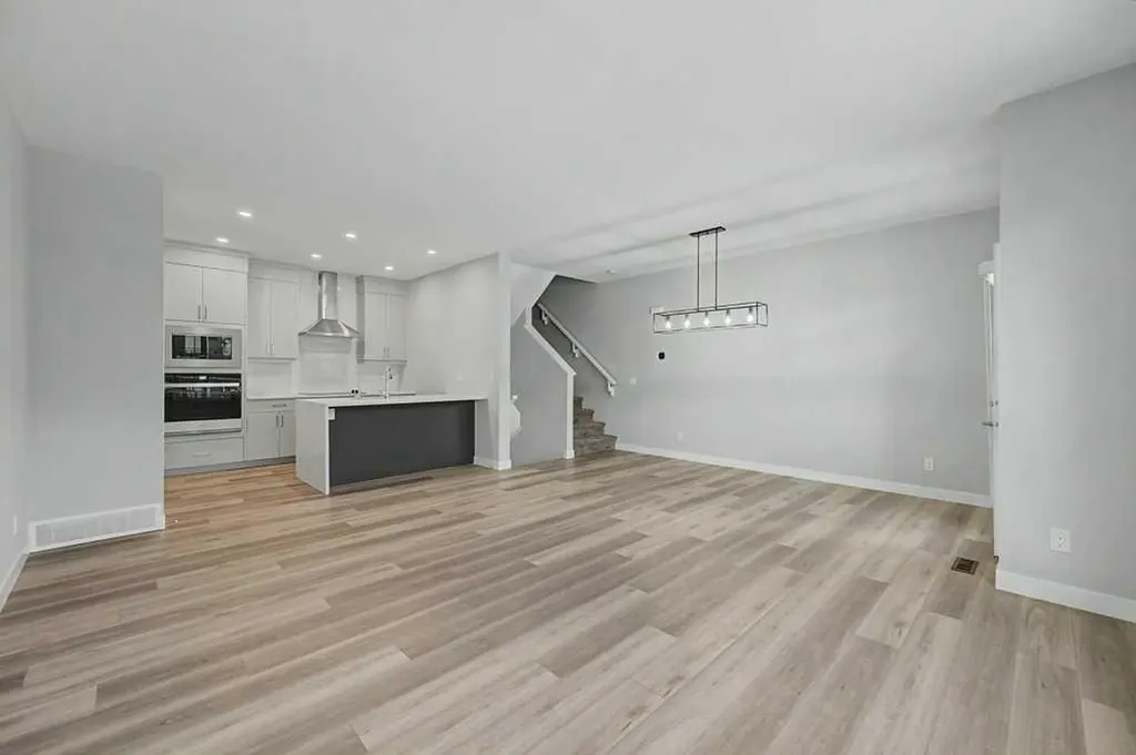 142 Sovereign Common SW Calgary AB T3C 3Y3