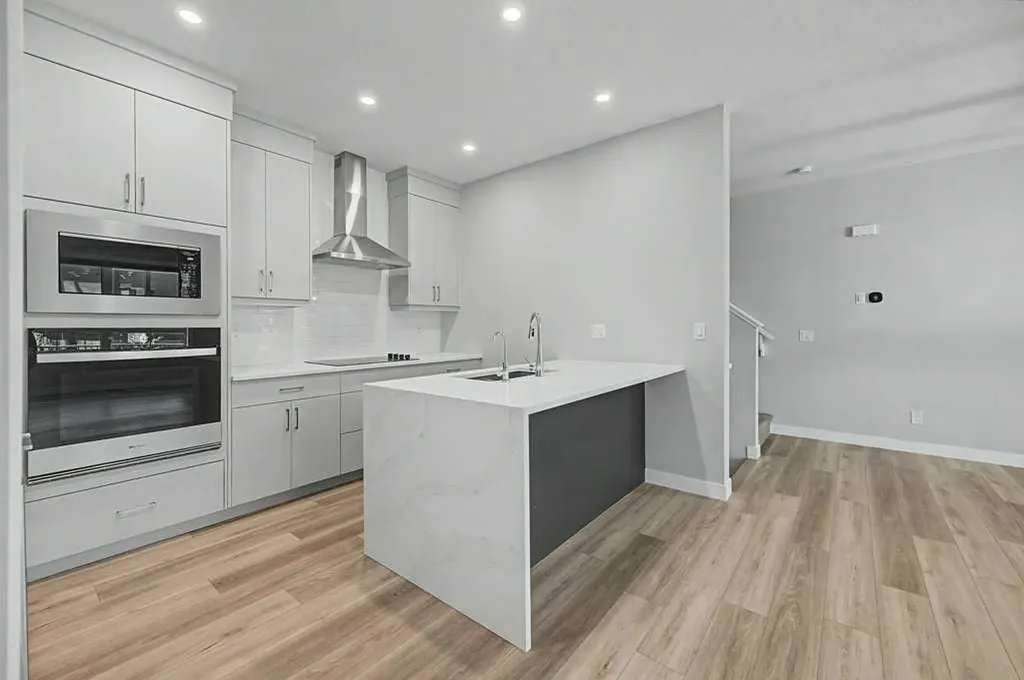 142 Sovereign Common SW Calgary AB T3C 3Y3