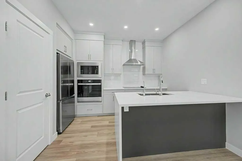 142 Sovereign Common SW Calgary AB T3C 3Y3