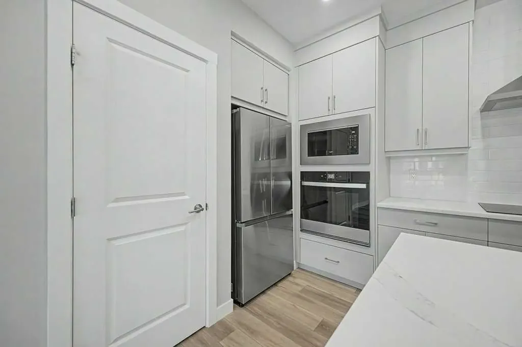 142 Sovereign Common SW Calgary AB T3C 3Y3