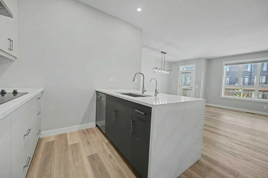 142 Sovereign Common SW Calgary AB T3C 3Y3