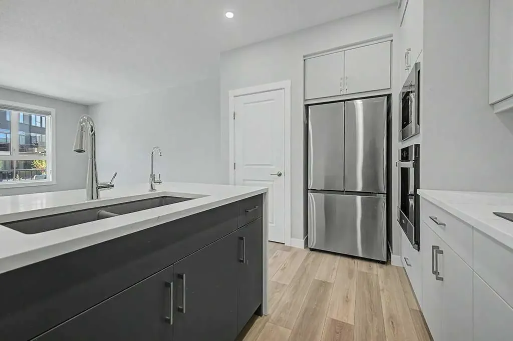 142 Sovereign Common SW Calgary AB T3C 3Y3