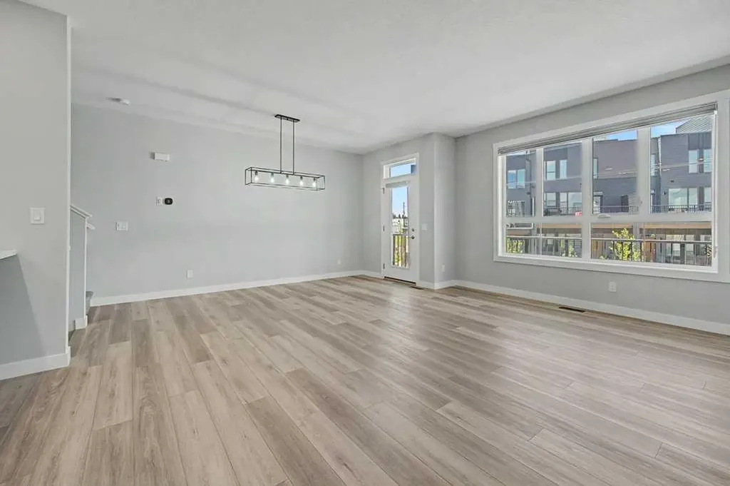 142 Sovereign Common SW Calgary AB T3C 3Y3