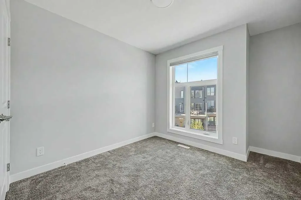 142 Sovereign Common SW Calgary AB T3C 3Y3