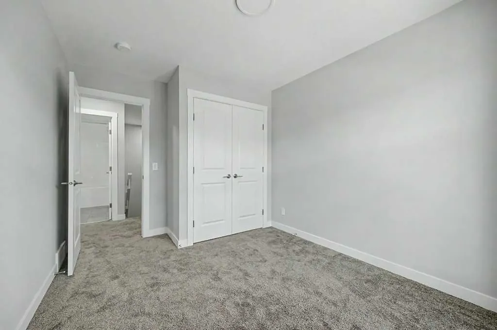 142 Sovereign Common SW Calgary AB T3C 3Y3
