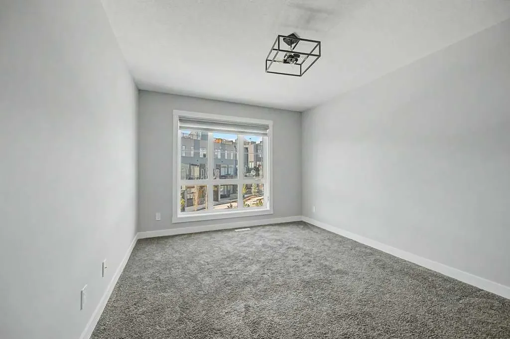 142 Sovereign Common SW Calgary AB T3C 3Y3
