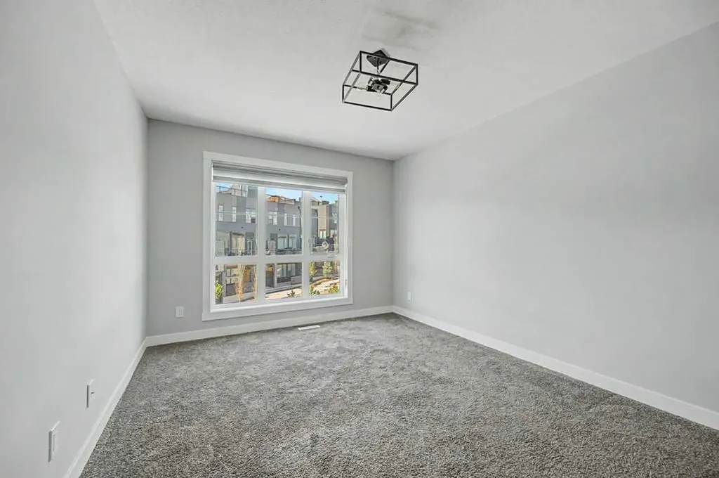 142 Sovereign Common SW Calgary AB T3C 3Y3