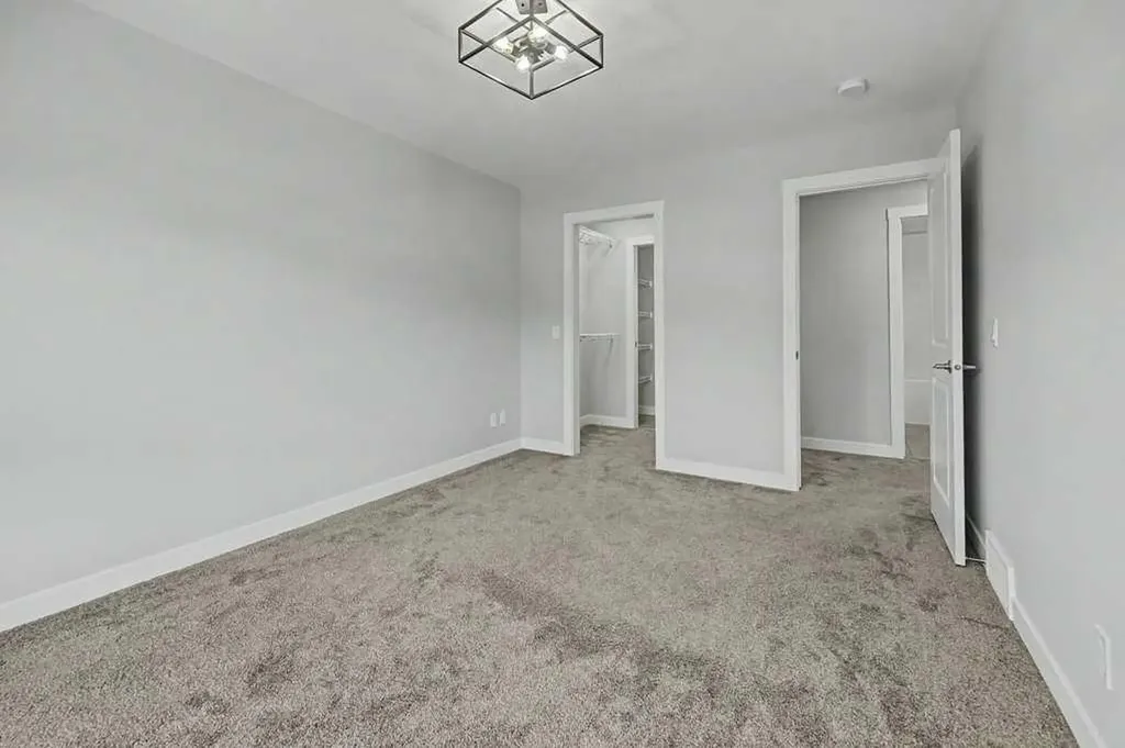 142 Sovereign Common SW Calgary AB T3C 3Y3