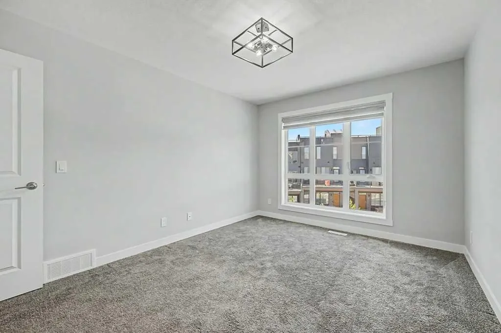 142 Sovereign Common SW Calgary AB T3C 3Y3
