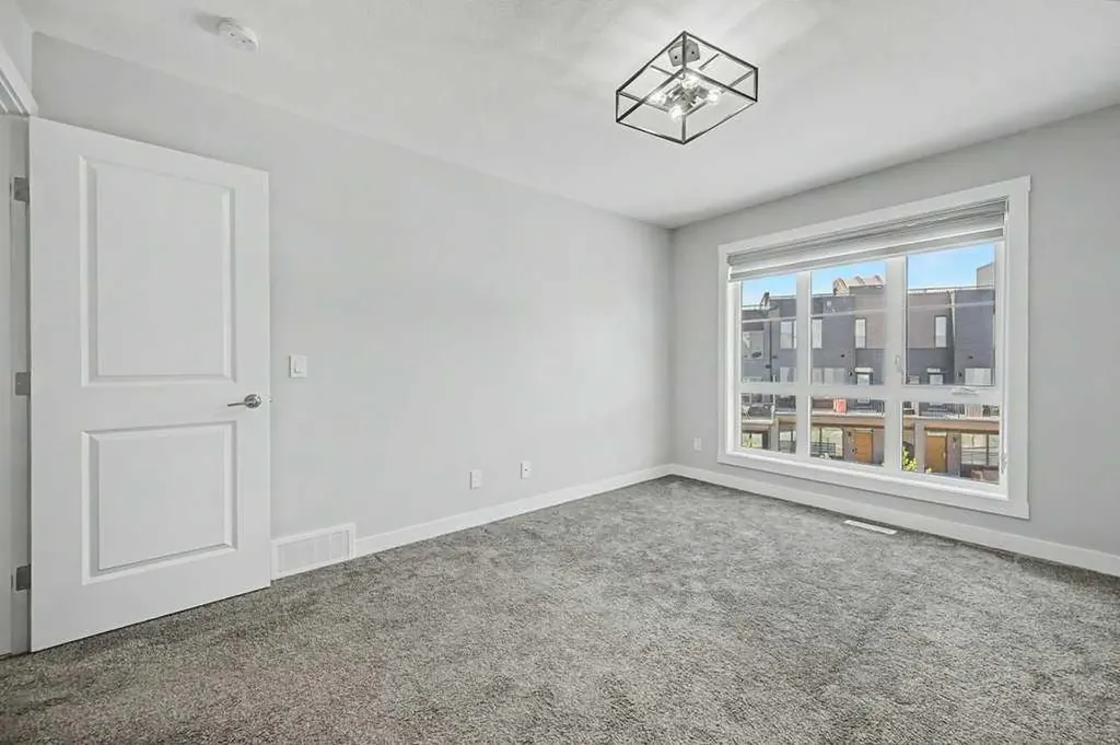 142 Sovereign Common SW Calgary AB T3C 3Y3