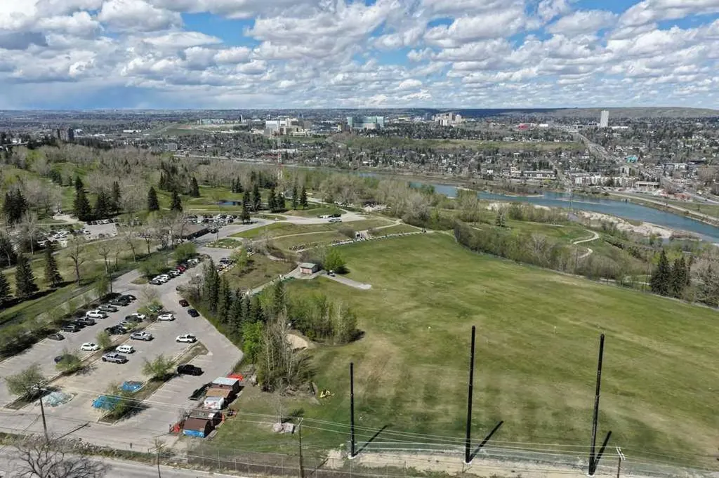 142 Sovereign Common SW Calgary AB T3C 3Y3