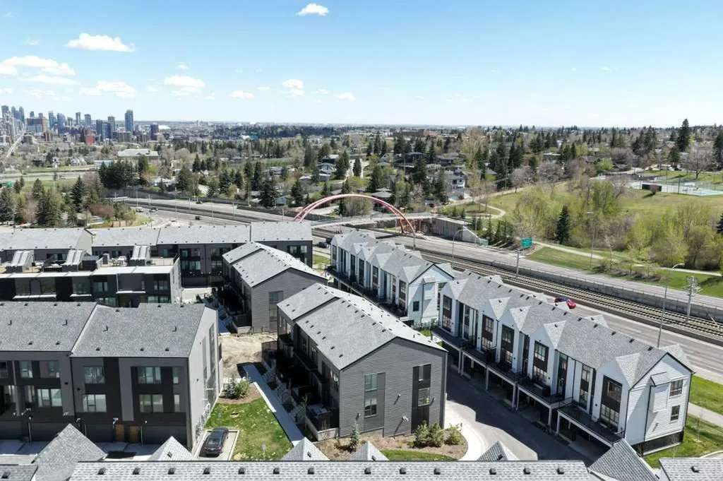 142 Sovereign Common SW Calgary AB T3C 3Y3