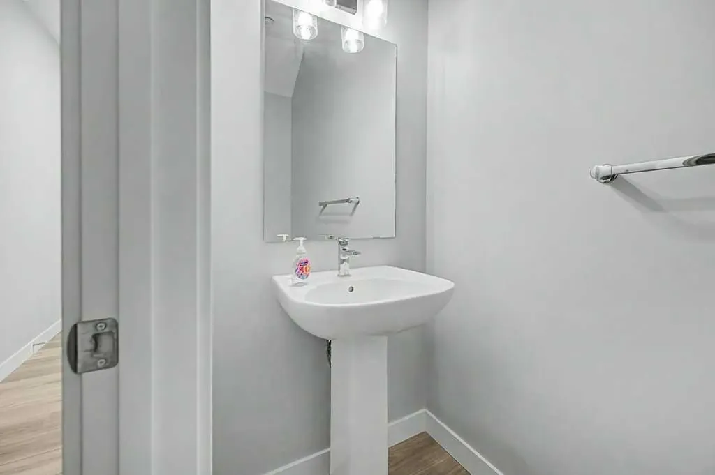 142 Sovereign Common SW Calgary AB T3C 3Y3