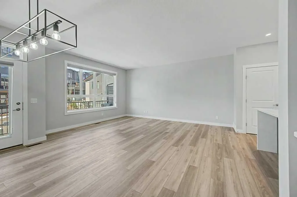 142 Sovereign Common SW Calgary AB T3C 3Y3