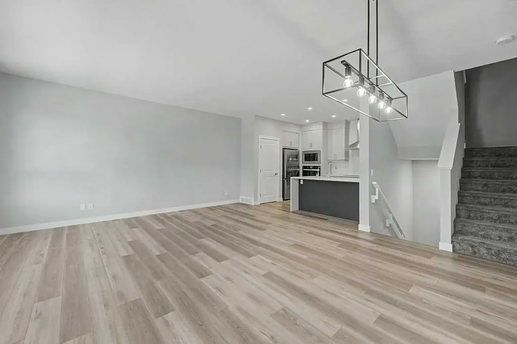 142 Sovereign Common SW Calgary AB T3C 3Y3