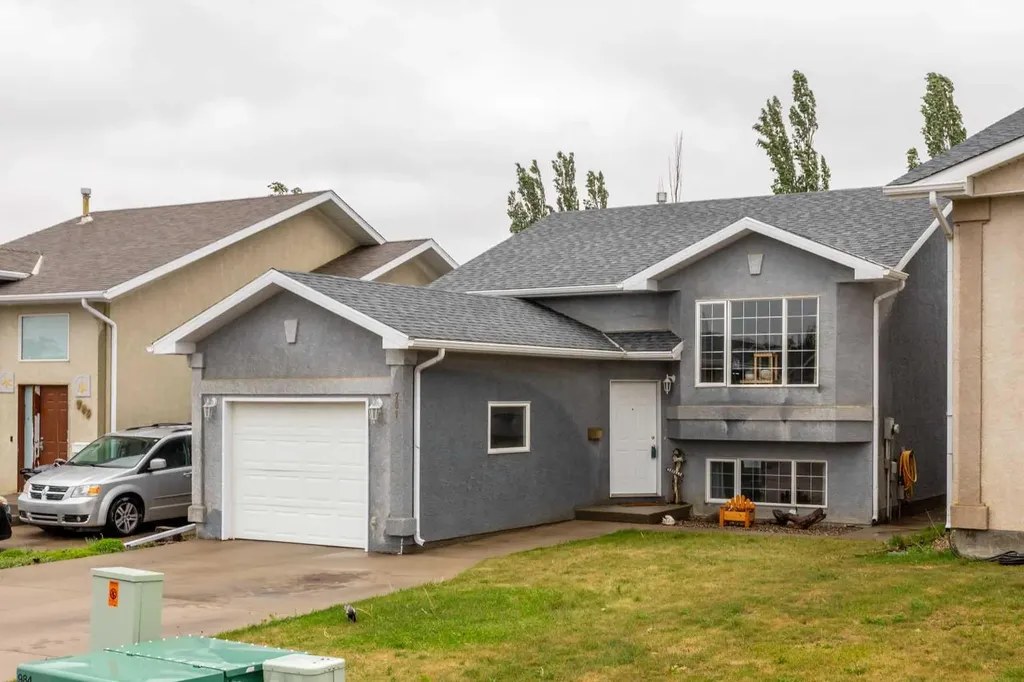 781 Red Crow Boulevard W Lethbridge AB T1K 7M4