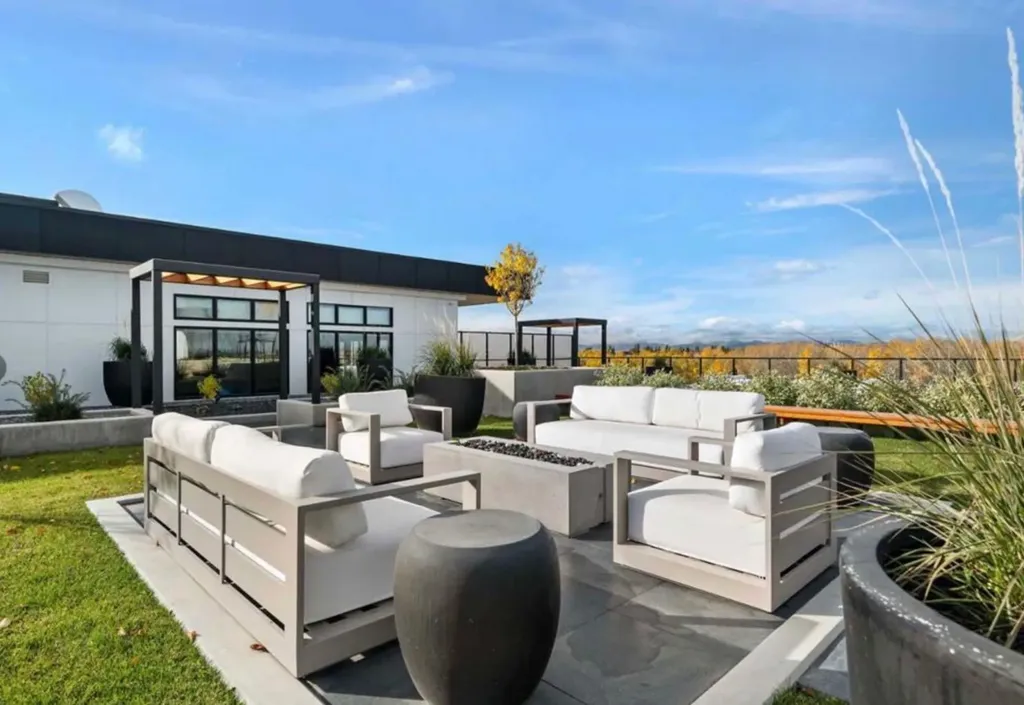 835 78 Street SW Calgary AB T3H6H6