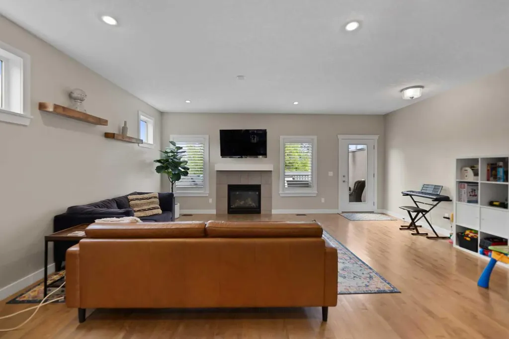 124 25 Avenue NE Calgary AB T2X 1X8